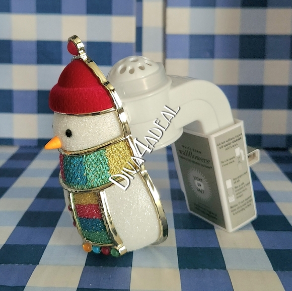 Bath & Body Works EMBROIDERED SNOWMAN Wallflower Plug & Wallflower Refill - Picture 2 of 4